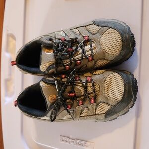 Merrell kids hiking shoes size 3.5 good condition